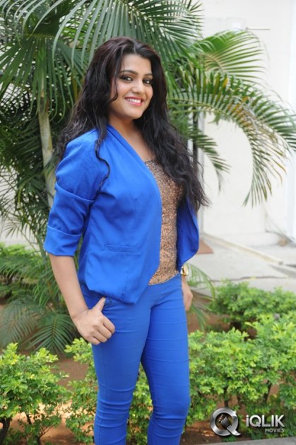 Tashu-Kaushik-at-Reporter-Movie-Teaser-Launch